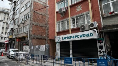 Bir inşaatın temel kazısı sırasında hasar oluşan 5 katlı bina boşaltıldı