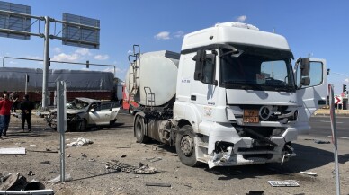 Diyarbakır'da tankerin çarptığı otomobildeki 4 kişi yaralandı