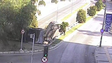 İzmir'de alt geçide düşen otomobildeki 3 kişi öldü