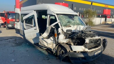 Kocaeli'de işçi servisi ile tırın karıştığı kazada 4 kişi yaralandı