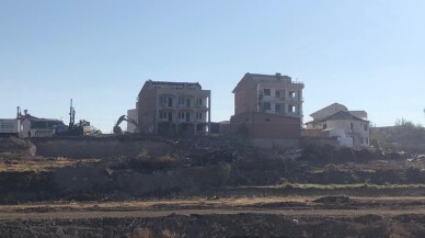 Malatya'da orta hasarlı binaların yıkımı sürüyor