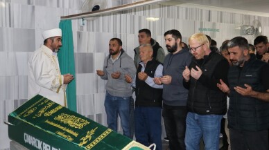 Tartıştığı ev arkadaşının bıçakla öldürdüğü gencin cenazesi Yalova'da defnedildi