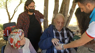 Valilik yaşlıları doktor kontrolünde evlerinden alıp doğayla buluşturuyor