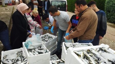 Kaçak avlanan balıklar, ücretsiz olarak dağıtıldı