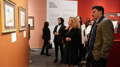 KKTC Cumhurbaşkanı’nın eşi Sibel Tatar AKM’deki sergileri gezdi