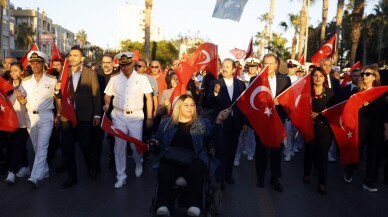 101 metre Türk bayrağıyla Cumhuriyet yürüyüşü düzenlendi