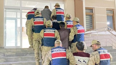 4 düzensiz göçmen yakalandı, 2 göçmen kaçakçısı tutuklandı