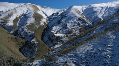 Ağrı dağlarının zirvesi beyaza, etekleri ise sonbahar renklerine büründü