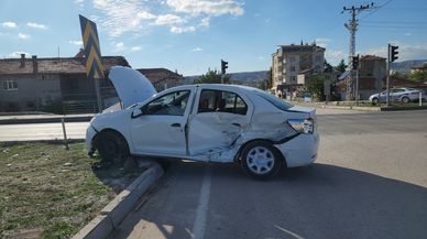 Amasya'da taksiyle otomobilin çarpıştığı kazada 3 kişi yaralandı