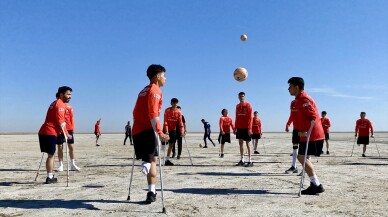 Ampute Milli Futbol Takımı, kuraklığa dikkati çekmek için kuruyan göl üzerinde antrenman yaptı