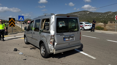 Antalya'da hafif ticari araçla motosikletin çarpıştığı kazada 2 kişi yaralandı