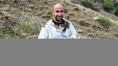 Arıcılar "kaya ve ağaç balı"na ulaşmak için kilometrelerce yürüyor