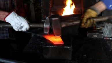 Ata mesleğini sürdüren kardeşler 60 yıldır demire şekil veriyor