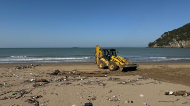 Bartın İnkumu sahilinde yağış sonrası oluşan kirlilik iş makineleriyle temizleniyor