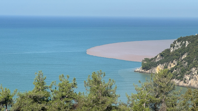 Bartın'da yağış sonrası oluşan çamurlu su denizin rengini değiştirdi