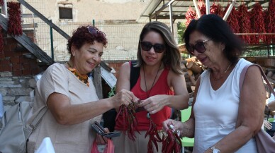 Bilecik'in tescilli biberinin kurutulduğu köy fotoğrafçıları ağırlıyor