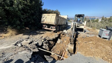 Bodrum'da isale hattının patlaması sonucu yolda göçük oluştu