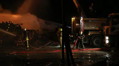 Bursa'da palet fabrikasında çıkan yangın kontrol altına alındı