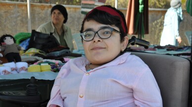 Cam kemik hastası kadın, el işi ürünler yaparak ailesine destek oluyor