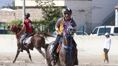 Ciridin "Ak saçlı dedesi" at üstünde rakiplerine kök söktürüyor