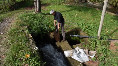 Dede mirası değirmende eşiyle geleneksel yöntemlerle un öğütüyor