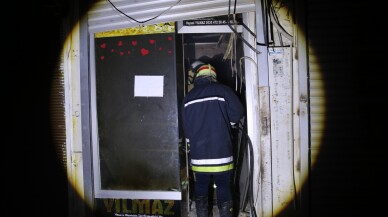 Depremlerde hasar gören kuyumcu dükkanında çıkan yangın söndürüldü