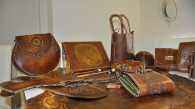 Deriden giyim aksesuarları üreten kadın girişimci kendi markasını oluşturdu