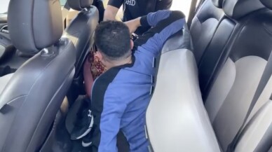 Edirne'de otomobilin gizli bölmesinde 2 düzensiz göçmen yakalandı