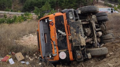 Freni boşalınca şarampole devrilen kamyondaki sürücü yaralandı
