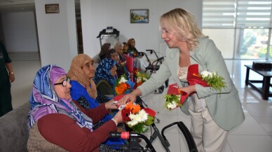 Gaziantep'te gönüllü kuaför ve ekibinden yaşlılara saç kesim ve cilt bakımı