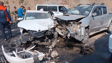 Hakkari'de pikap ile otomobilin çarpıştığı kazada 6 kişi yaralandı