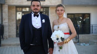 Hatay'da yeni konutu teslim edilen depremzede, ertelediği düğününü yaptı