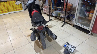 Hatay'da yerinden çıkan rögar kapağı iş yerine ve motosiklete zarar verdi