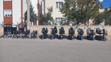 Hayırsever tarafından 12 engelliye akülü araç ve tekerlekli sandalye dağıtıldı