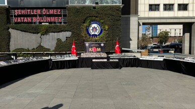 İstanbul'da düzenlenen operasyonda 73 bin 104 kaçak saat ele geçirildi