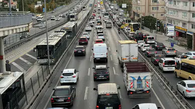 İstanbul'da sabah saatlerinde etkili olan sağanak trafik yoğunluğunu artırdı