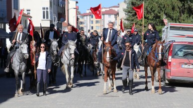 İstiklal Yolu'nu at sırtında geçtiler