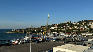 İtalya'nın Arnavutluk'ta kurduğu merkeze 16 düzensiz göçmeni taşıyan ilk gemi ulaştı