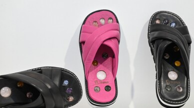 Kadın girişimci "şifalı" terlik ve sandalet üretip, ihracata başladı