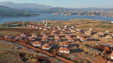 Kahramanmaraş'ta depremzedeler için yapılan 531 köy evinin anahtarı teslim edildi