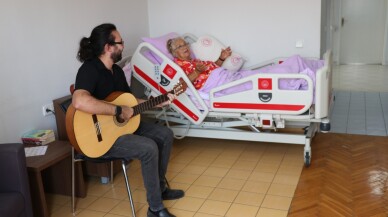 Karabük'te huzurevinde yatağa bağımlı yaşlılar, "odaya servis müzik" ile moral buluyor