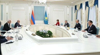 Kazakistan Cumhurbaşkanı Tokayev, Ermenistan Cumhurbaşkanı Haçaturyan ile bir araya geldi