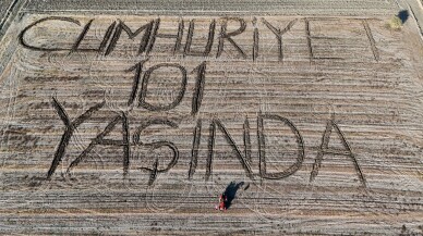Kırklarelili çiftçi tarlasına pullukla "Cumhuriyet 101 yaşında" yazdı