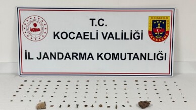 Kocaeli'de  tarihi eser operasyonunda 100 sikke ve 15 obje ele geçirildi