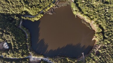 Korugöl Tabiat Parkı'nda sonbaharın renkleri kendini gösterdi