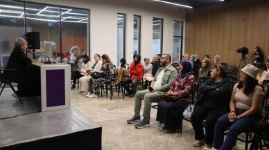 Mehmet Akif Ersoy'un torunu Selma Argon Ersoy, kitap fuarında