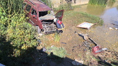 Mersin'de otomobil dereye düştü