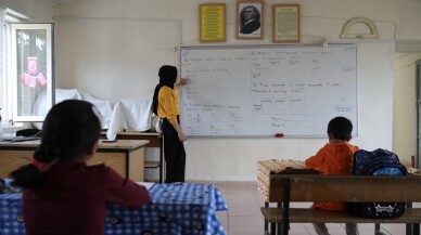 Mezun olduğu okulda 3 öğrenciyi geleceğe hazırlıyor