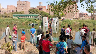 Mısır'ın Minye kentinde iki trenin karıştığı kazada 20 kişi yaralandı