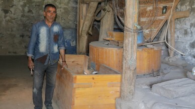 Müzelik eşyalarla dolu köy evinde geçmişin izlerini yaşatıyor